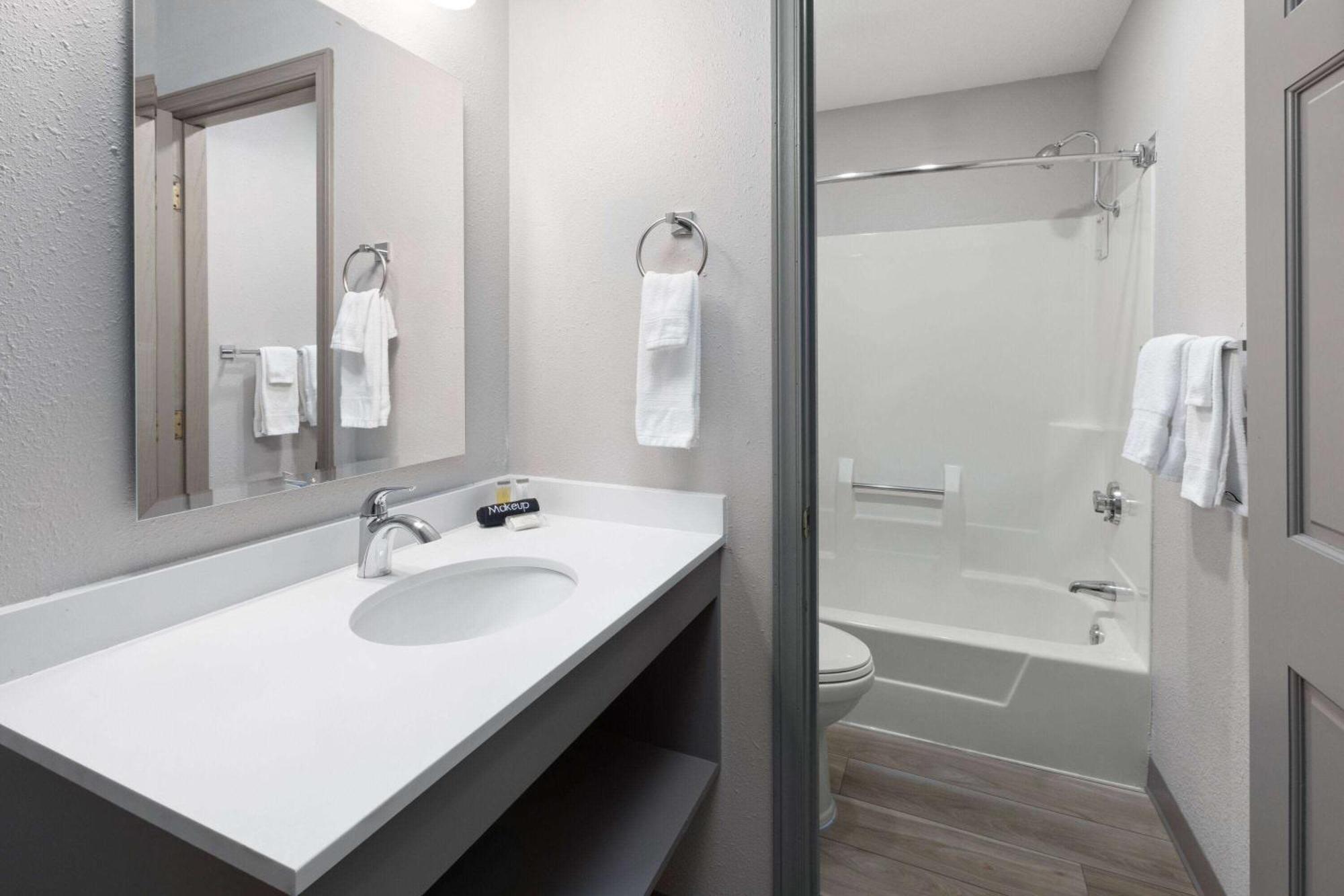 Days Inn By Wyndham Hutchinson Extérieur photo